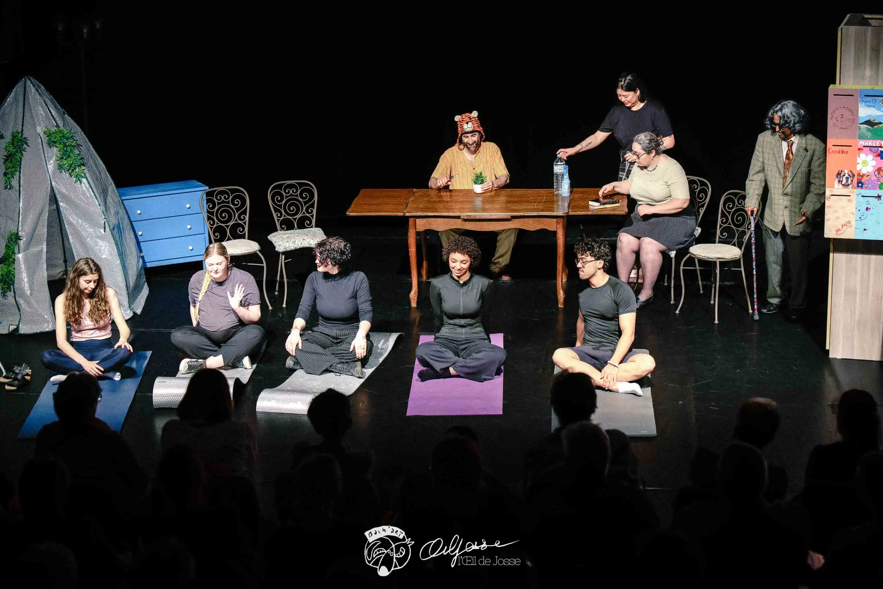 Une séance de yoga collective occupe toute la scène, sous le regard de voisins attablés.